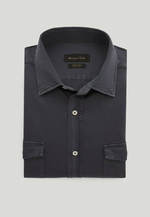 Donkerblauwe knoopsluiting overhemd van gladde stof, met een klassieke kraag en korte mouwen, voorzien van een enkele borstzak en zonder duidelijke patronen.
