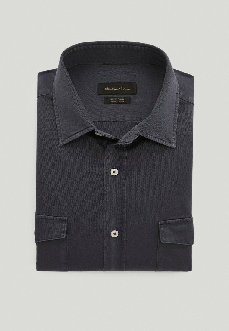 Camicetta button-up di un blu navy scuro, realizzata in tessuto morbido, con un colletto classico e maniche corte, dotata di una singola tasca sul petto e priva di motivi distintivi.