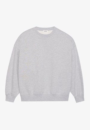 Lys grå genser med rund hals og nedfalne skuldre, med ribbestrikkede mansjetter og nederkant, laget av myk, teksturert stoff. Ingen grafiske trykk eller dekorasjoner.