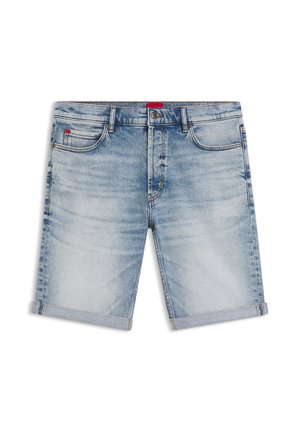 Short en denim bleu clair avec ourlets retournés, poches avant, passants de ceinture, fermeture à bouton et détails subtilement délavés.
