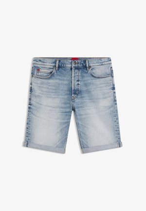 Short en denim bleu clair avec ourlets retournés, poches avant, passants de ceinture, fermeture à bouton et détails subtilement délavés.