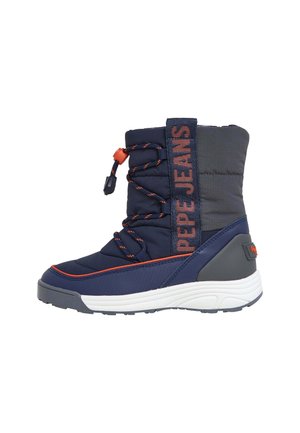 Marineblauer Winterstiefel mit gepolstertem Schaft, orangen Akzenten, elastischen Schnürsenkeln und einer strukturierten weißen Sohle. Markenname auf der Seite aufgedruckt.