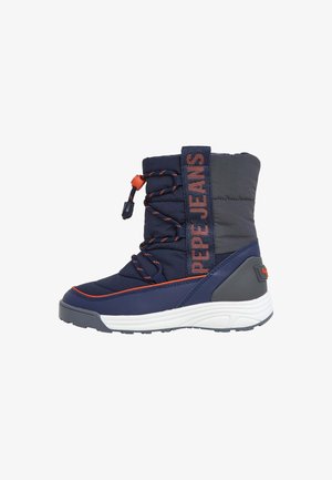 Marineblauer Winterstiefel mit gepolstertem Schaft, orangen Akzenten, elastischen Schnürsenkeln und einer strukturierten weißen Sohle. Markenname auf der Seite aufgedruckt.