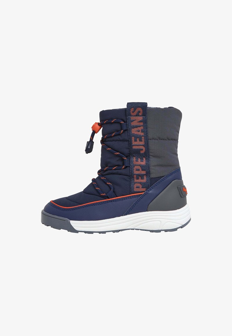 Tumedate sinine talvesaabas, millel on polsterdatud ülemine osa, oranžid detailid, elastsed paelad ja tekstuuriga valge tallatükk. Brändi nimi on trükitud küljele.