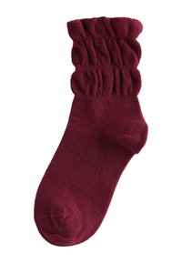 Bordeauxrode sok gemaakt van zachte stof met een geribbelde, geplooide bovenkant en een glad lichaam, met een afgeronde teen en standaard hielontwerp.