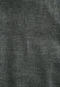 Ribbed fabric i tummanharmaana, jossa on teksturoitu pinta. Sisältää tasaisesti sijoitettuja pystysuoria viivoja, jotka luovat jämäkän ulkonäön.