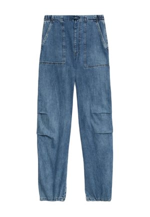 Pantaloni in denim blu chiaro con elastico in vita, cordoncino e molteplici tasche. Il tessuto ha una consistenza morbida con dettagli di cucitura visibili.