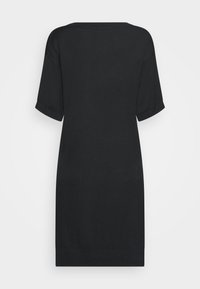 Schwarzes Kurzarmkleid aus weichem Stoff, mit lockerer Passform, Rundhalsausschnitt und einem Saum, der über die Knie reicht. Glatte Textur, keine Muster.