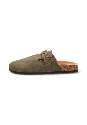 Zueco verde oliva sin cordones con hebilla ajustable, plantilla de corcho y suela negra con relieves, mostrado en perfil derecho.