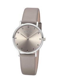 Montre ronde avec un boîtier en acier inoxydable argenté, un cadran argenté métallique, des index noirs et un bracelet en cuir gris doux.