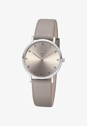 Montre ronde avec un boîtier en acier inoxydable argenté, un cadran argenté métallique, des index noirs et un bracelet en cuir gris doux.