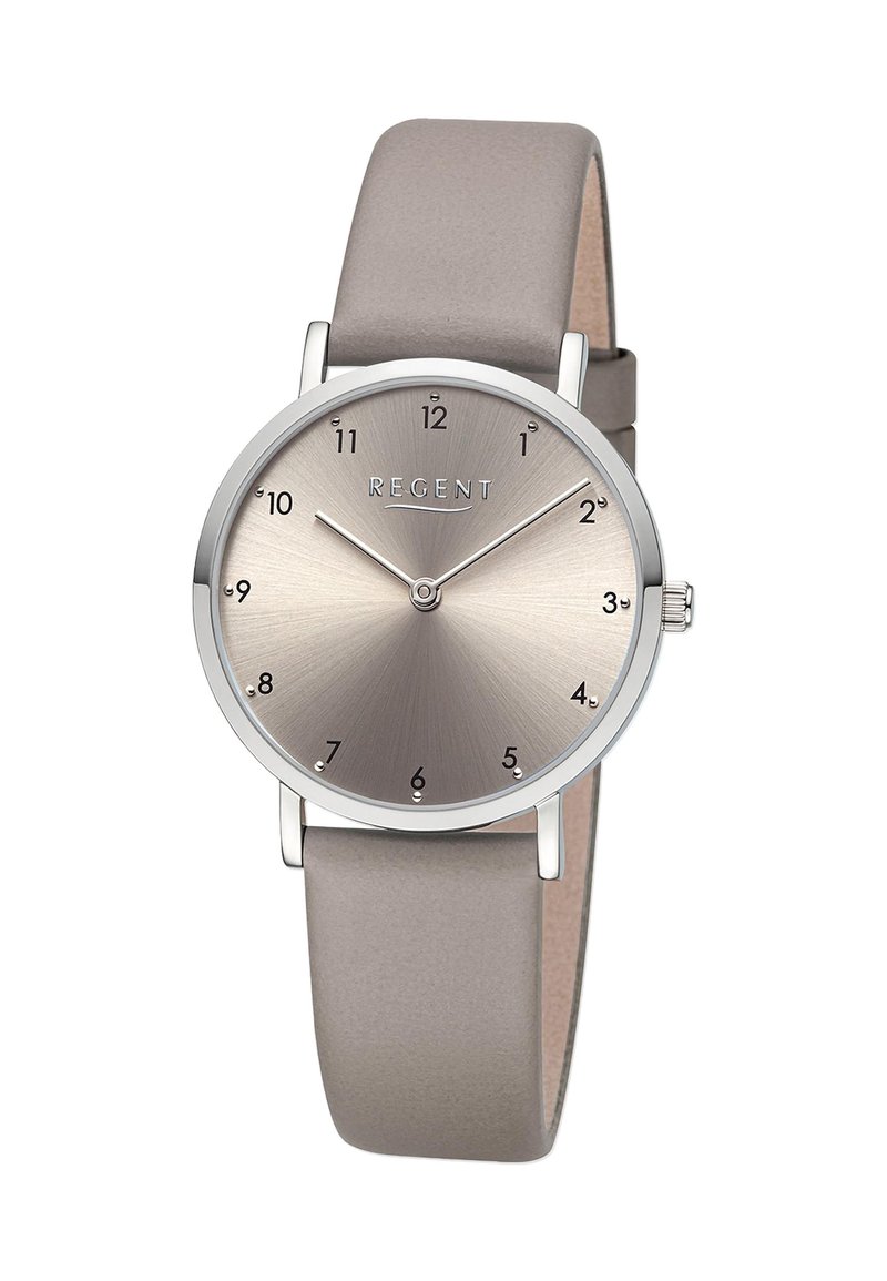 Montre ronde avec un boîtier en acier inoxydable argenté, un cadran argenté métallique, des index noirs et un bracelet en cuir gris doux.