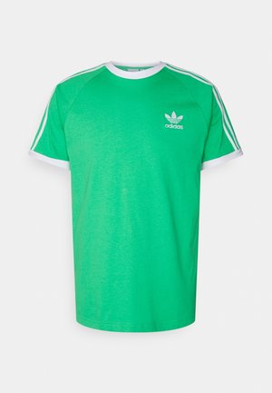 T-shirt vert avec des accents blancs sur les manches et le col. Présente un logo sur la poitrine et un tissu lisse et texturé. Design simple.