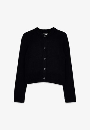 Cardigan noir cropped en tissu tricoté à côtes, avec un col rond, cinq boutons sur le devant et une bordure texturée le long de l'ourlet et des poignets.