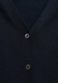 Cardigan blu navy con un motivo di lavorazione a maglia testurizzata, caratterizzato da un collo a V e due bottoni scuri sul davanti.