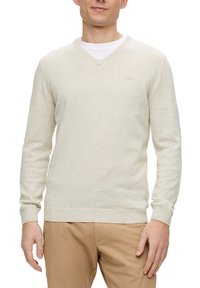 Hellbeige V-Ausschnitt-Pullover aus weichem Strickmaterial, mit langen Ärmeln, gerippten Bündchen und einem dezenten Logo auf der Brust.