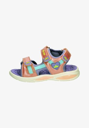 Kinder-Sandale mit offenem Zehenbereich in Pink und Lila mit türkisfarbenen Riemen, gelbem Logo, Herzdetail und gepolsterter weißer Sohle.