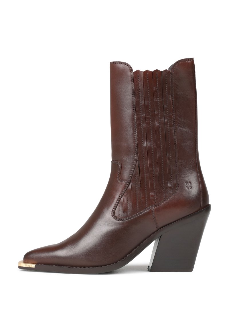 Bota western de cuero marrón hasta la mitad de la pantorrilla, con tacón bloque apilado, punta afilada con punta de metal y detalles de paneles verticales cosidos en el eje.