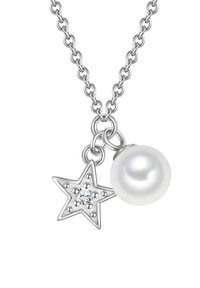 Sølv halskæde med en stjerne vedhæng med en diamant accent og en rund perle, der fremviser en glat tekstur og poleret finish.