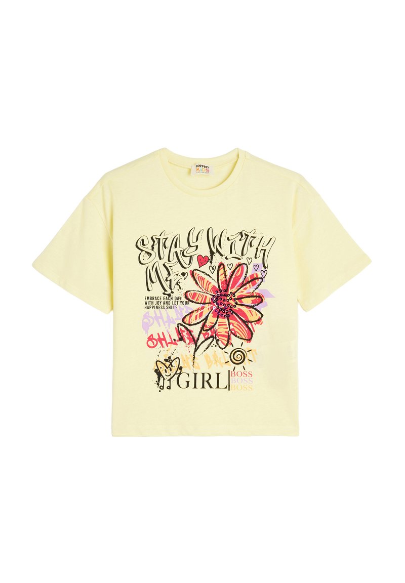 Camiseta amarilla de manga corta con un gran gráfico floral y varios elementos de texto en negro, rosa y púrpura. Material de algodón suave.
