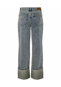 Jeans de mezclilla de color azul claro, de pierna ancha, con dobladillo sin terminar, cintura alta y una etiqueta de parche de cuero en la parte posterior. Cuenta con bolsillos traseros estándar.