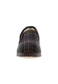 Zapatilla de cuadros en marrón oscuro, con un suave forro marrón, acentos de ante y una suela texturizada, ofreciendo un diseño acogedor y duradero.