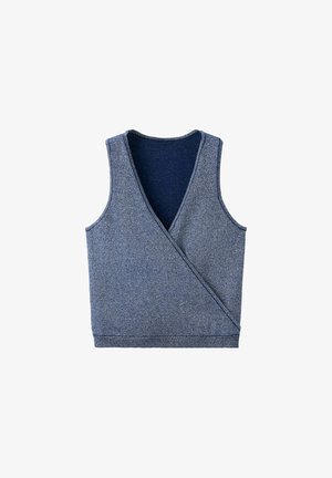 Gilet sans manches bleu tricoté avec un devant cache-cœur et un profond col en V, posé à plat sur un fond blanc.