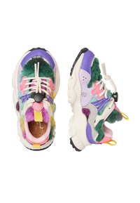 Barevné dětské tenisky s masivními bílými podrážkami, fialovými a růžovými akcenty, zelenými a žlutými huňatými záplaty a elastickými šněrovadly s černými zámky.