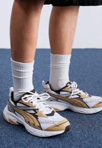 Puma MORPHIC - Tekaški copati za cesto - white/prairie tan/silver