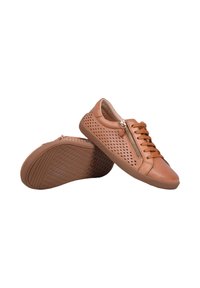 Baskets décontractées marron clair avec côtés perforés, lacets à l'avant, fermeture éclair latérale et semelles en caoutchouc texturées, présentées de côté et en vue inférieure.