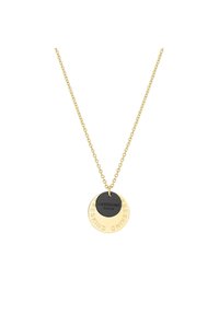 Gouden ketting met twee ronde hanger: een zwarte met gravure en een gouden met reliëftekst. Eenvoudig ontwerp, moderne esthetiek.