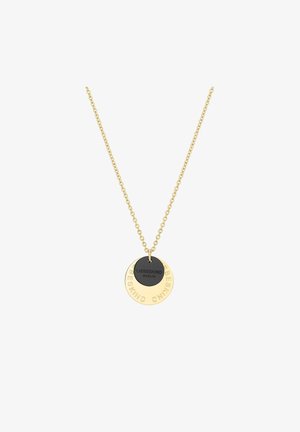Collier en chaîne dorée avec deux pendentifs ronds : un noir avec un gravure et un doré avec un texte en relief. Design simple, esthétique moderne.