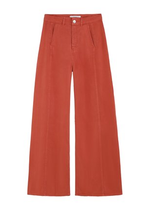 Pantalones de pierna ancha en naranja quemado con bolsillos delanteros, trabillas para cinturón, cierre con botón y cremallera, mostrados sobre un fondo blanco.