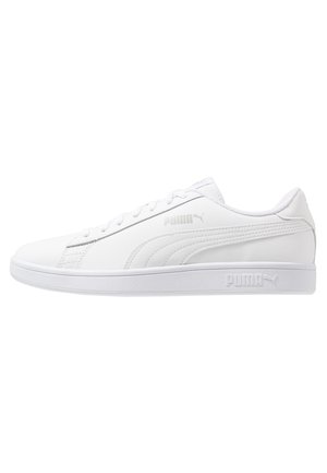 Ganz weißer Puma Sneaker mit niedrigem Schaft, Schnürsenkeln, gesticktem Markenlogo und Gummisohle auf weißem Hintergrund.