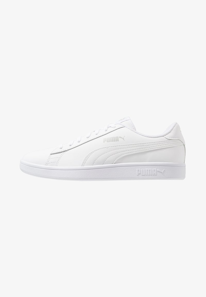 Baskets basses Puma tout blanc avec lacets, logo brodé et semelle en caoutchouc sur fond blanc.