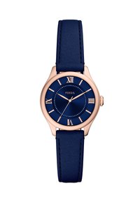 Montre Fossil avec un bracelet en cuir bleu marine et un boîtier en acier inoxydable rose doré. Chiffres romains sur un cadran bleu avec un design minimaliste.