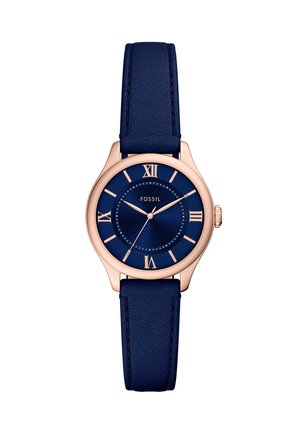 Montre Fossil avec un bracelet en cuir bleu marine et un boîtier en acier inoxydable rose doré. Chiffres romains sur un cadran bleu avec un design minimaliste.