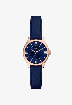 Fossil-Uhr mit einem navyblauen Lederarmband und einem Gehäuse aus roségoldfarbenem Edelstahl. Römische Ziffern auf einem blauen Ziffernblatt mit minimalistisches Design.