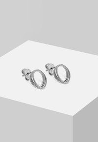 Silberne Creolen mit einem strukturierten, geschichteten Design. Die Ohrringe haben einen Steckverschluss und eine ovale Form, die einen modernen Look bieten.