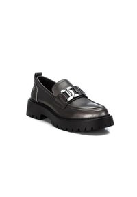 Scarpa slip-on in pelle nera con suola spessa, dettaglio in metallo sulla cinghia e cuciture bianche a contrasto lungo i bordi.