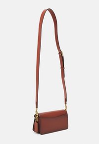COACH SIGNATURE TABBY SHOULDER BAG 20 - Handtasche - tan rust