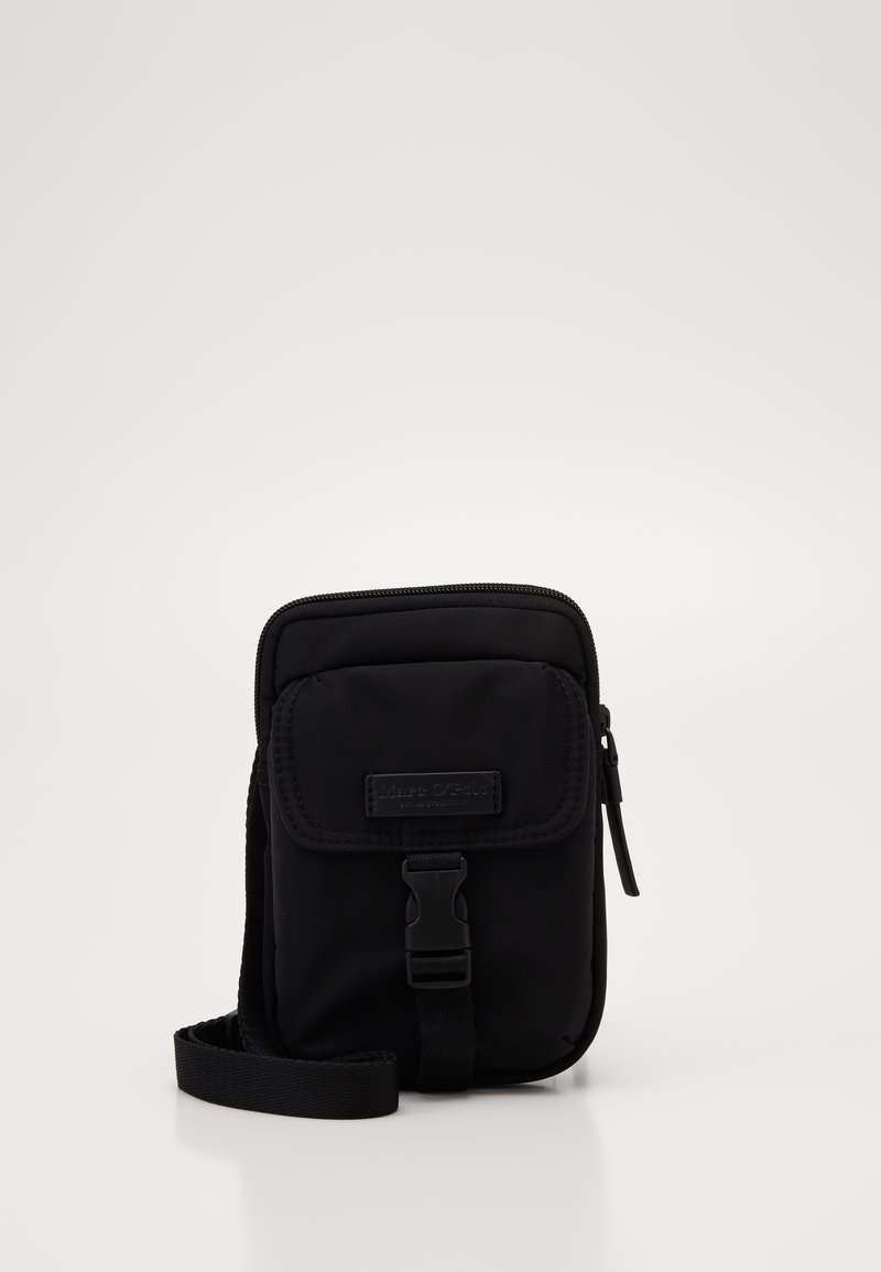 Borsa a tracolla in nylon nero con chiusura a zip, pattina frontale, tracolla e etichetta testurizzata. Forma rettangolare compatta con hardware minimale.