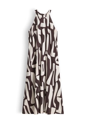 Robe longue sans manches avec col montant, présentant un motif géométrique abstrait noir et blanc audacieux, affichée sur fond blanc.