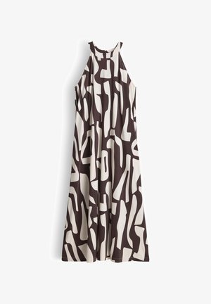 Robe longue sans manches avec col montant, présentant un motif géométrique abstrait noir et blanc audacieux, affichée sur fond blanc.