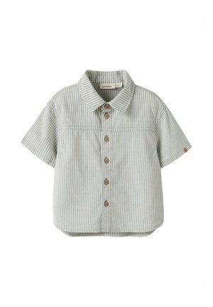 Chemise à manches courtes, rayée gris clair et blanc, à boutons en bois et col, conçue pour les enfants.