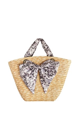 Borsa tote in paglia con un grande fiocco in sciarpa florale nera e bianca texturizzata, dotata di due manici robusti e di un'ampia apertura superiore.