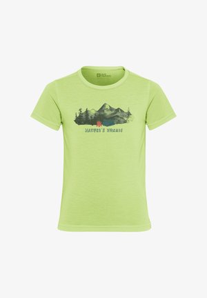 Groene T-shirt met korte mouwen, voorzien van een grafisch ontwerp van bergen en bomen, met de tekst "NATURE'S NOMADS" in donkere letters.