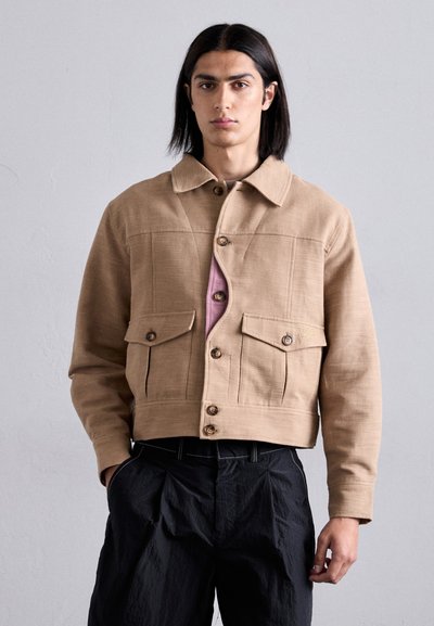 Kidsuper POCKET DETAIL CROPPED COAT - Lehká bunda - light brown
