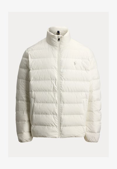 Biela prešívaná bunda s uzatváraním na zips, vysokým golierom, prešívaným vzorom a logom na hrudi. Vyrobená z hladkej, ľahkej tkaniny.