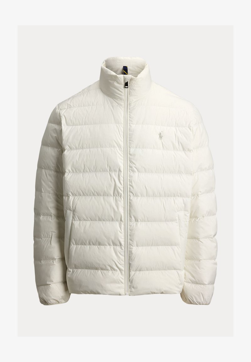 Veste matelassée blanche avec fermeture éclair, col montant, design matelassé et un logo sur la poitrine. Fabriquée dans un tissu lisse et léger.